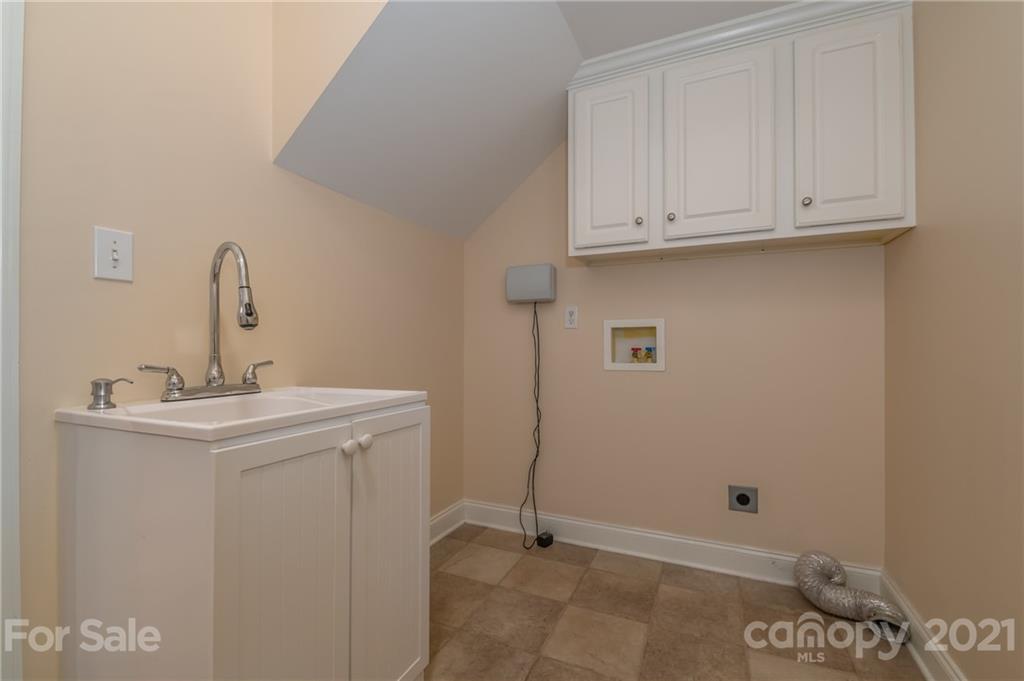 456 Cobblestone Drive Inman, SC 29349 - Photo 9 of 36 a bathroom with a sink