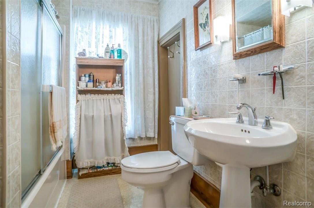 1219 Faussett Road Howell, MI 48855 - Photo 10 of 20 First floor bathroom