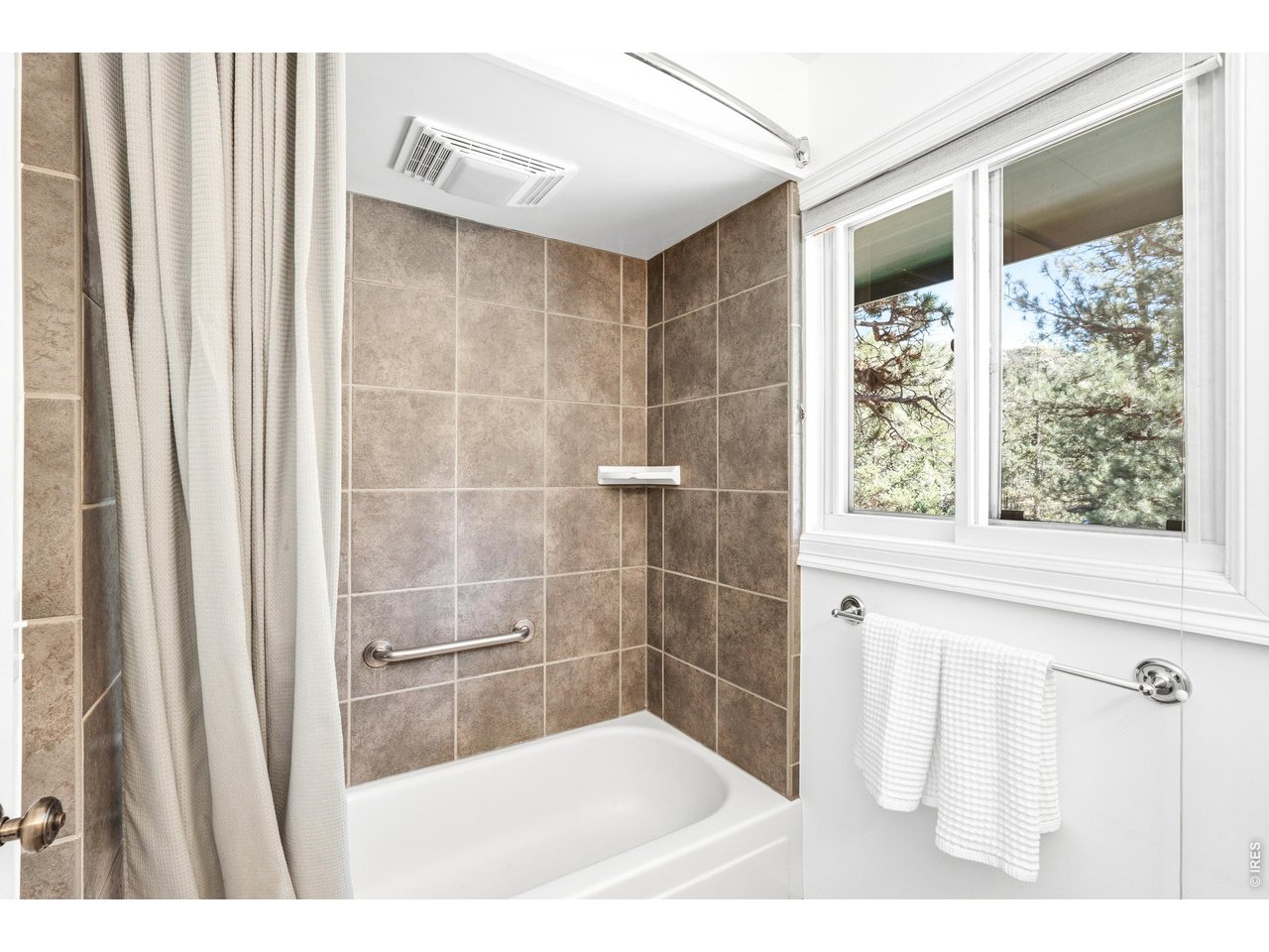 5 Mohawk Road Lyons, CO 80540 - Photo 21 of 49 Main floor full bathroom with tub and shower.