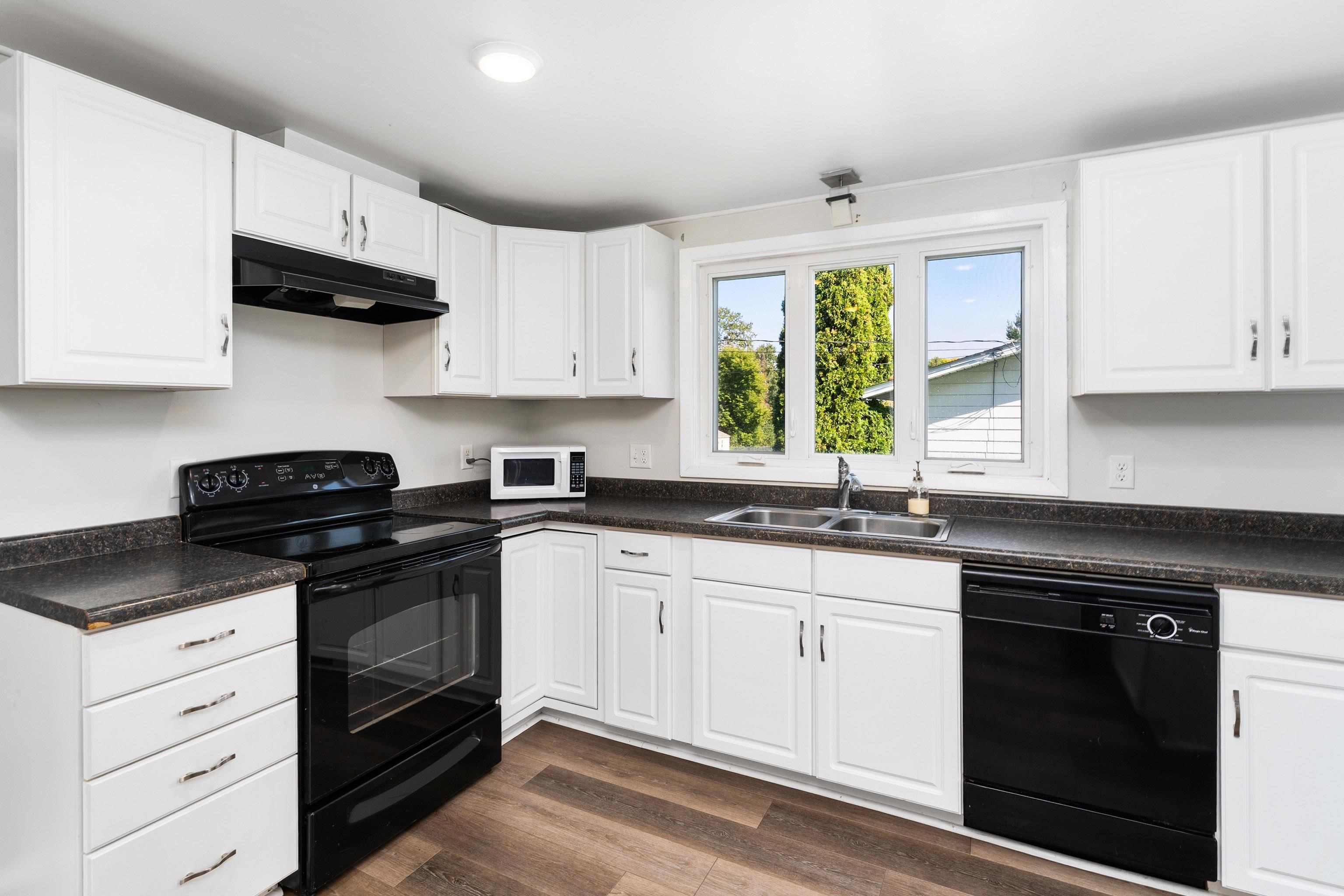 4301 Oneida Street Duluth, MN 55804 - Photo 11 of 38 Kitchen