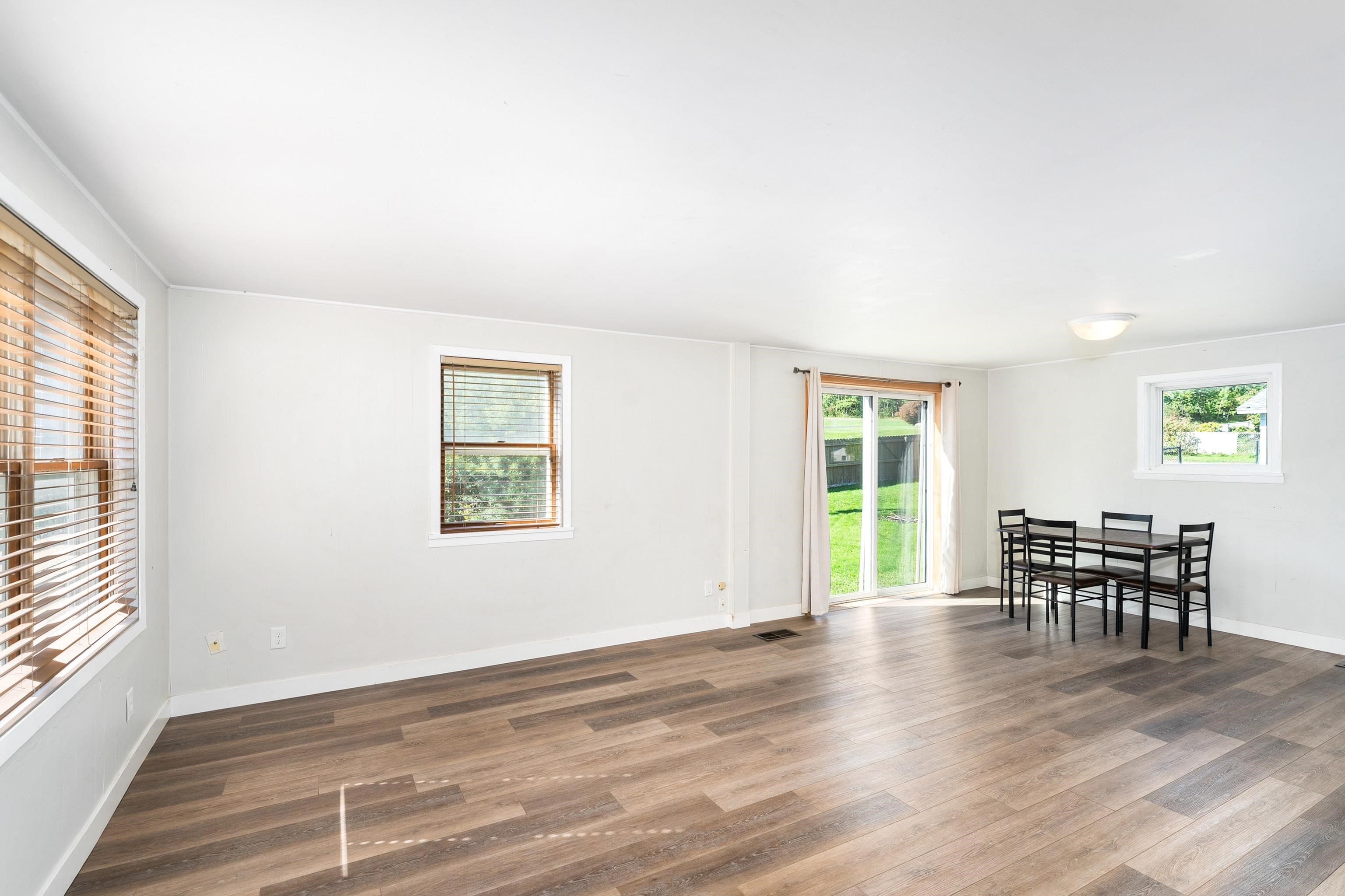 4301 Oneida Street Duluth, MN 55804 - Photo 5 of 38 Living and Dining