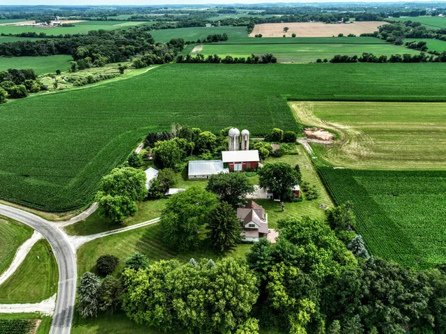 $698,900 | N7295 Manske Road, Milford, WI 53551