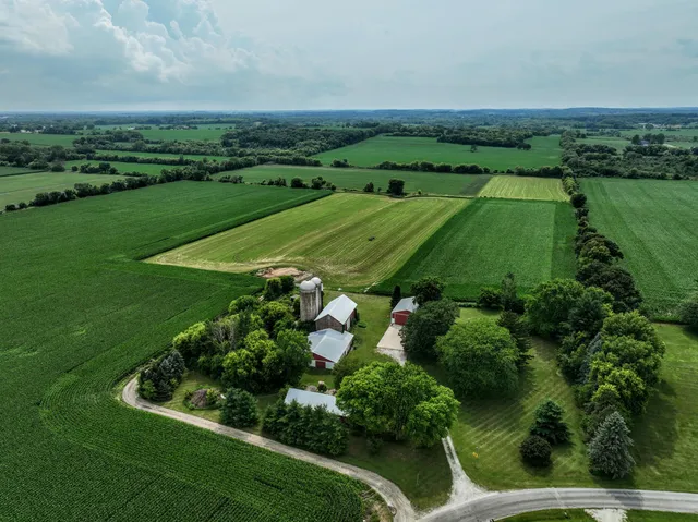 $698,900 | N7295 Manske Road, Milford, WI 53551