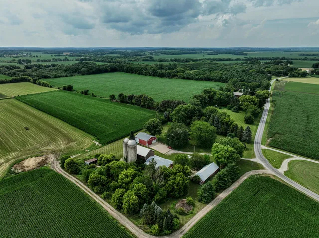 $698,900 | N7295 Manske Road, Milford, WI 53551