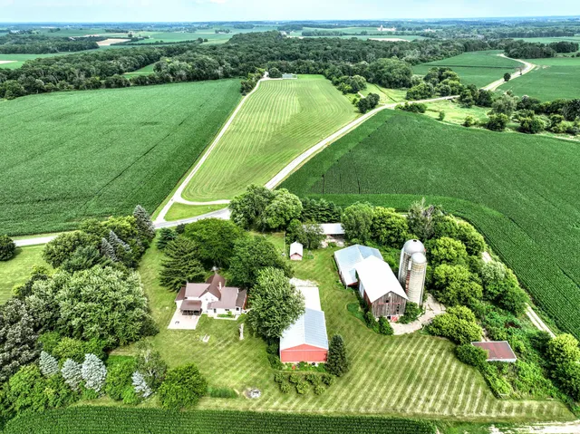 $698,900 | N7295 Manske Road, Milford, WI 53551