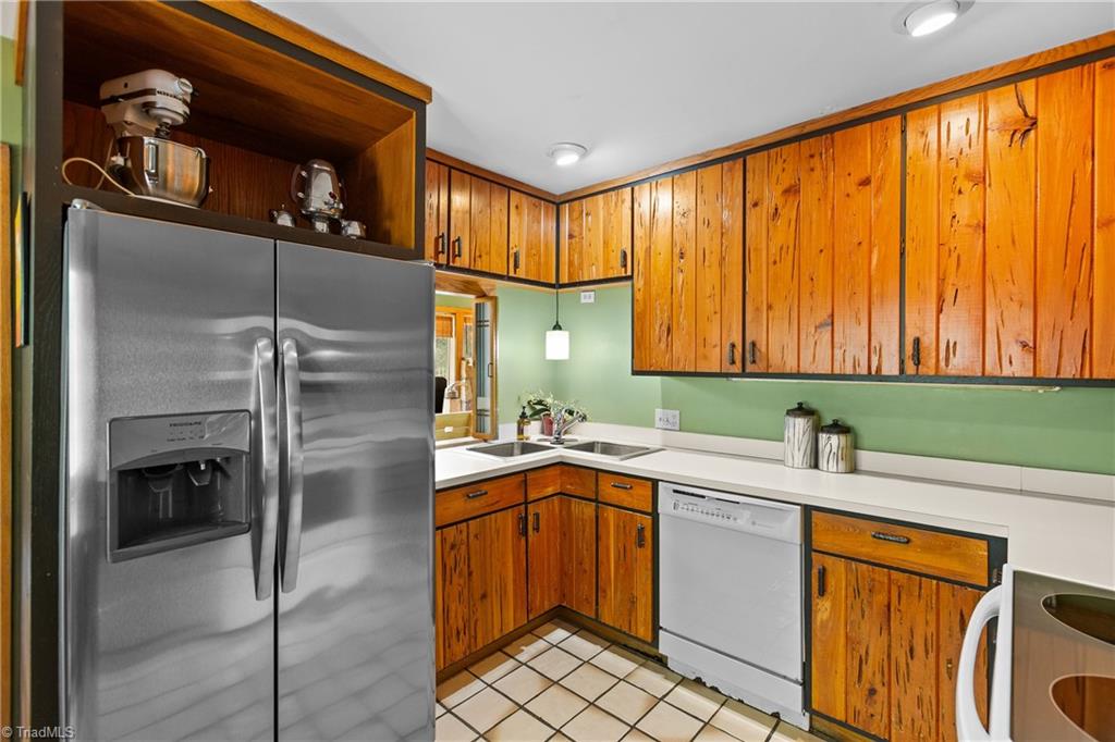 1007 Wickliff Avenue High Point, NC 27262 - Photo 15 of 47