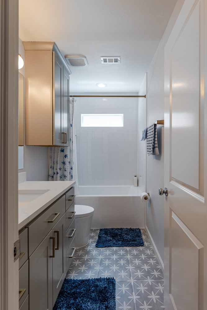5208 Petty Street, Unit D Houston, TX 77007 - Photo 16 of 39 a bathroom with a tub a sink and mirror