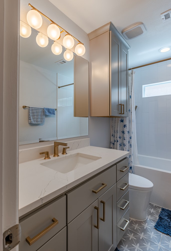 5208 Petty Street, Unit D Houston, TX 77007 - Photo 17 of 39 a bathroom with a sink and a mirror