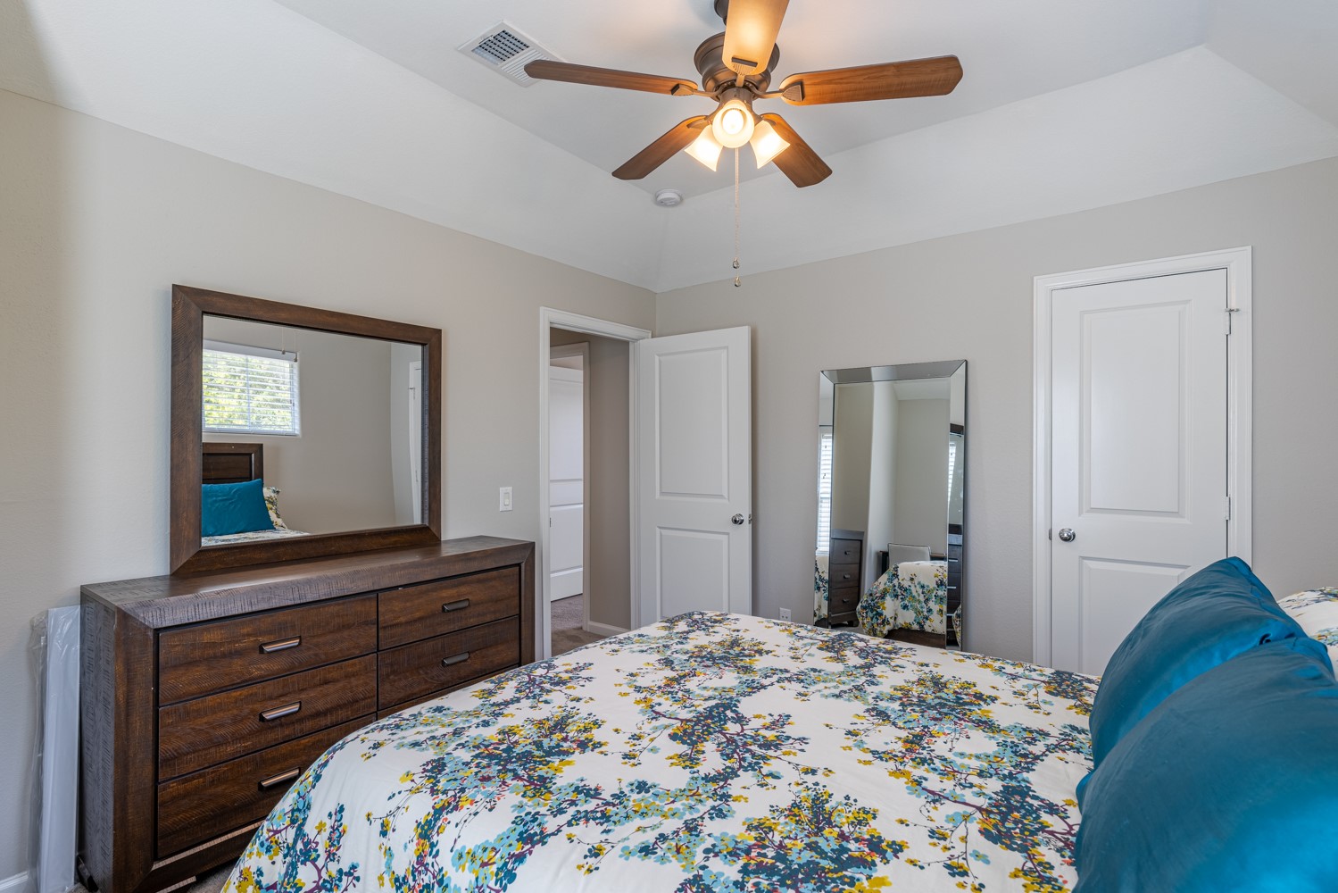 5208 Petty Street, Unit D Houston, TX 77007 - Photo 19 of 39 a bedroom with a bed and a mirror on dresser