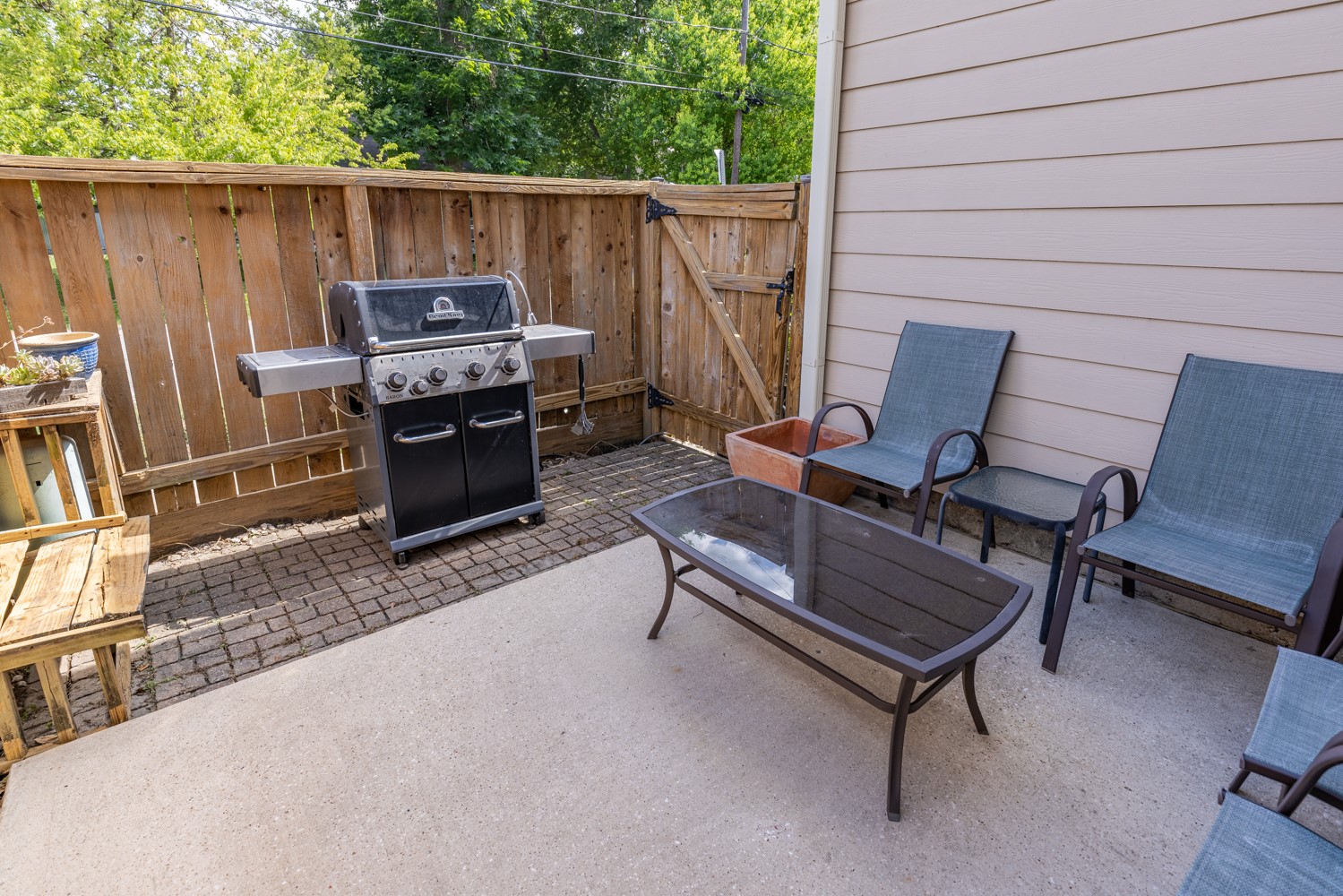 5208 Petty Street, Unit D Houston, TX 77007 - Photo 37 of 39 a building outdoor space with patio furniture