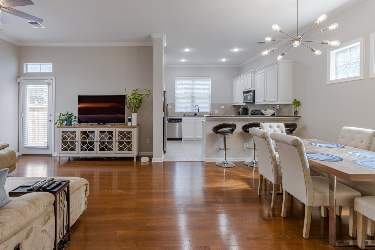 5208 Petty Street, Unit D Houston, TX 77007 - Photo 6 of 39 a living room with furniture and a flat screen tv