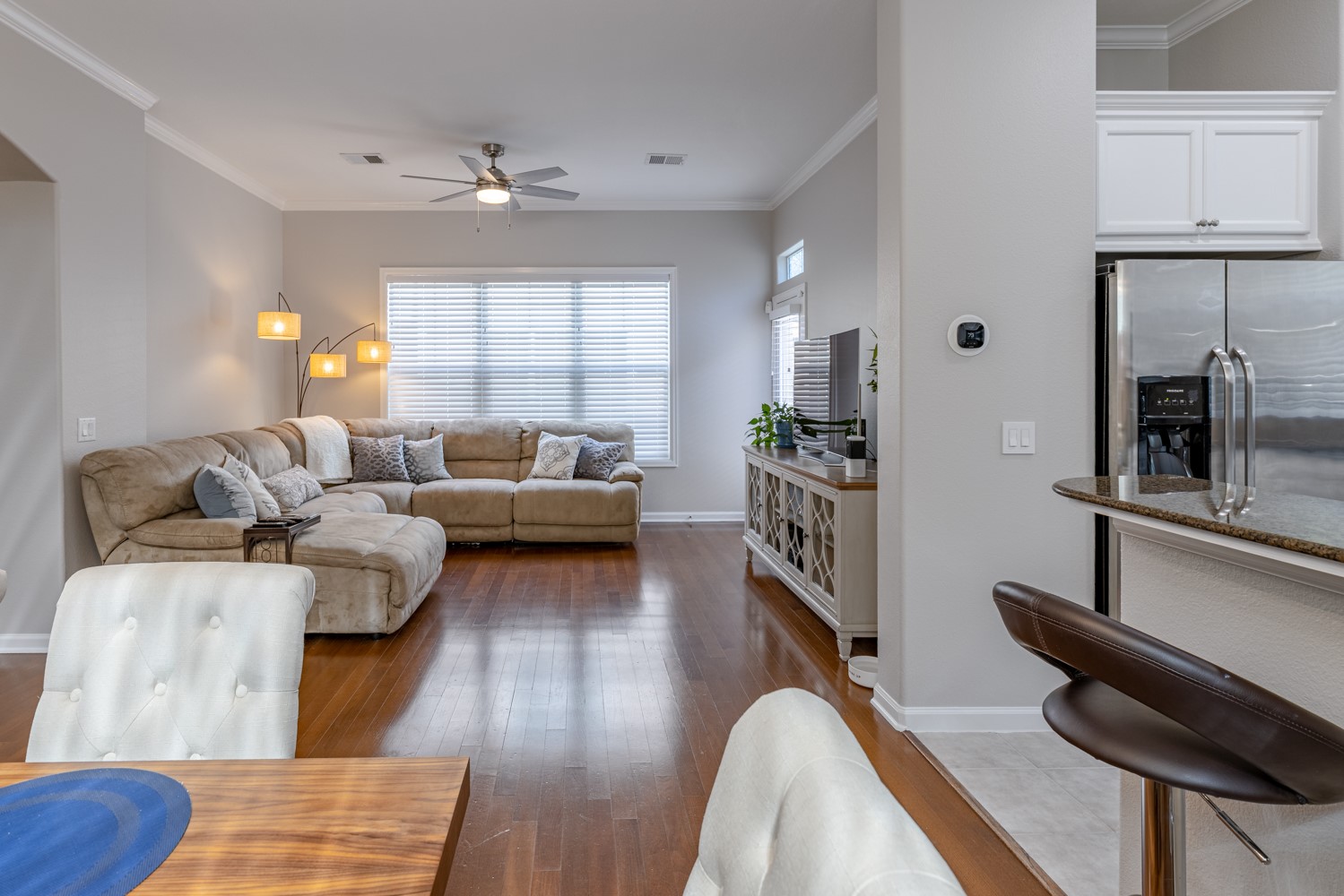 5208 Petty Street, Unit D Houston, TX 77007 - Photo 9 of 39 a living room with furniture and a large window