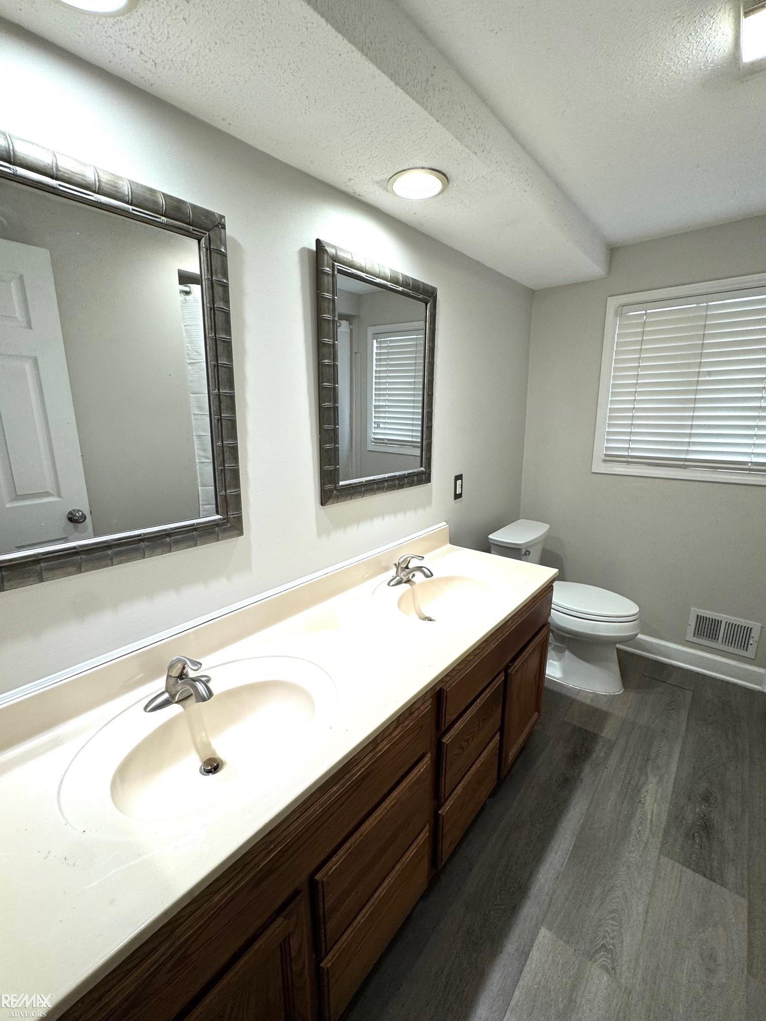 47550 Barbara Road Macomb, MI 48044 - Photo 13 of 19 50192203-32e6c4b3-abca-4bc4-a151-de4815b3f399.JPG