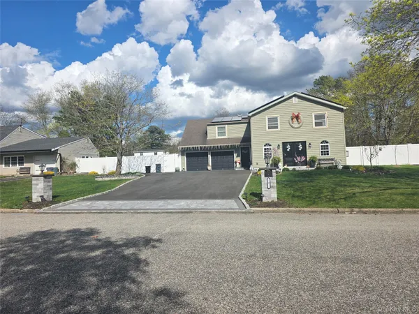 $899,999 | 9 Torrey Pine Lane, Medford, NY 11763