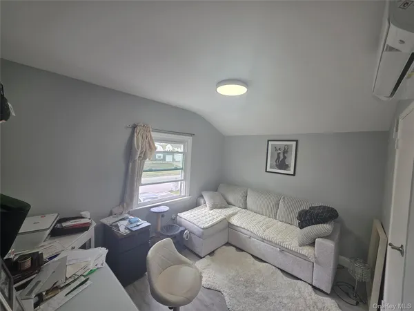 $899,999 | 9 Torrey Pine Lane, Medford, NY 11763