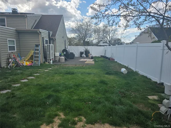 $899,999 | 9 Torrey Pine Lane, Medford, NY 11763