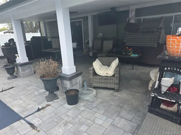 $899,999 | 9 Torrey Pine Lane, Medford, NY 11763
