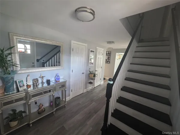 $899,999 | 9 Torrey Pine Lane, Medford, NY 11763