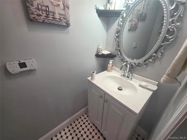 $899,999 | 9 Torrey Pine Lane, Medford, NY 11763