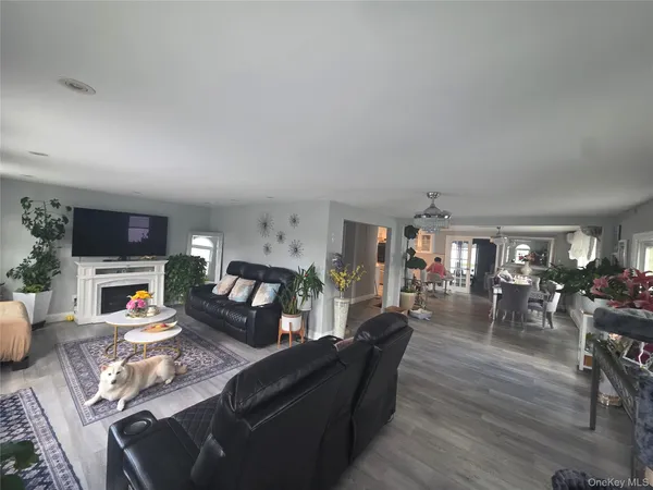 $899,999 | 9 Torrey Pine Lane, Medford, NY 11763