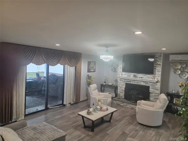 $899,999 | 9 Torrey Pine Lane, Medford, NY 11763