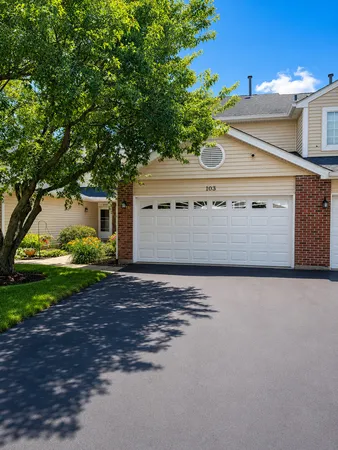 $3,200 | 103 Brittany Drive, Unit 103, Streamwood, IL 60107