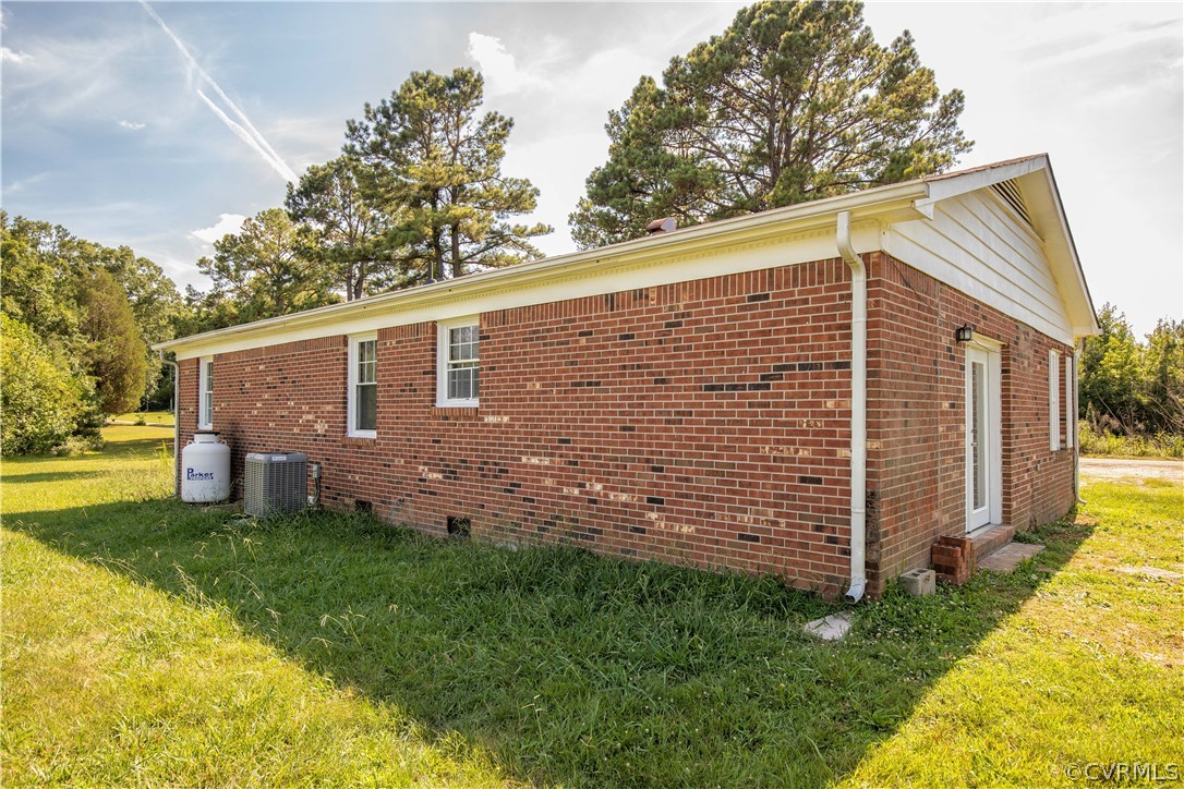 12207 Baltimore Road Ford, VA 23850 - Photo 4 of 24 a view of a backyard with a garden