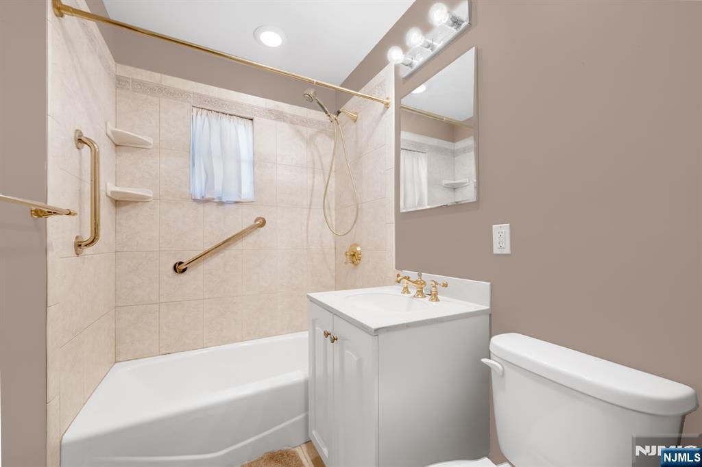 704 Evans Street Paramus, NJ 07652 - Photo 13 of 21