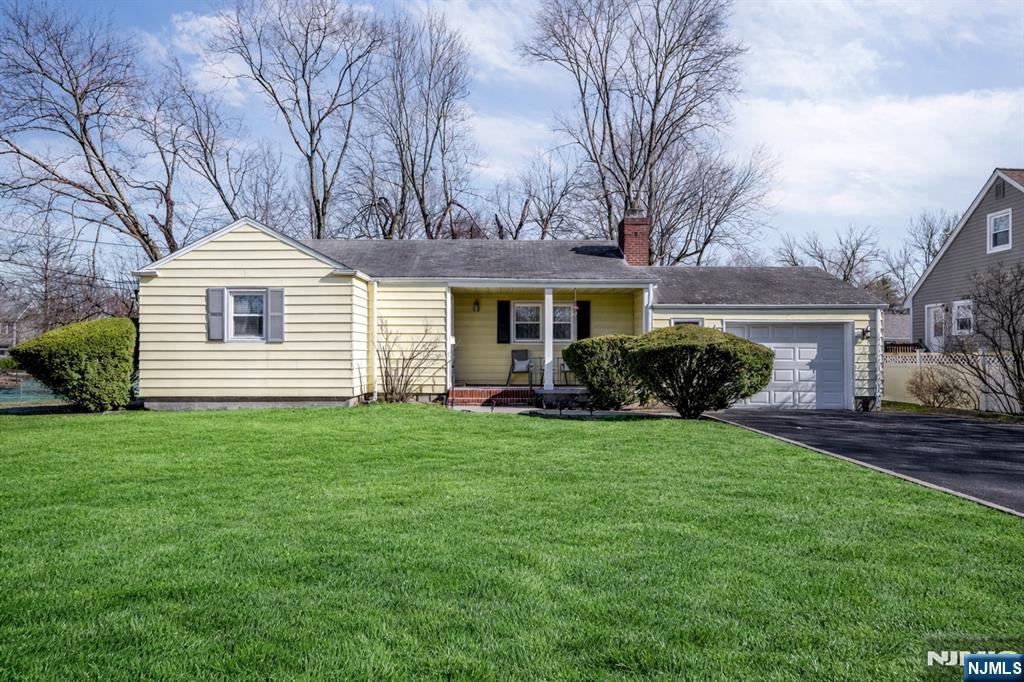 704 Evans Street Paramus, NJ 07652 - Photo 2 of 21