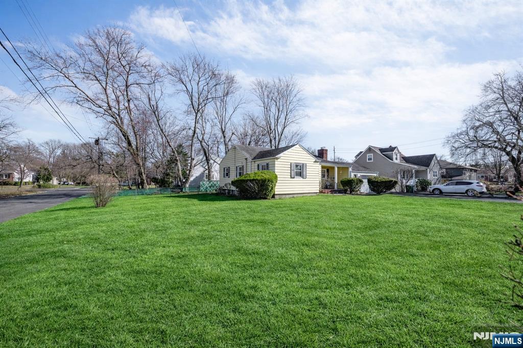 704 Evans Street Paramus, NJ 07652 - Photo 4 of 21