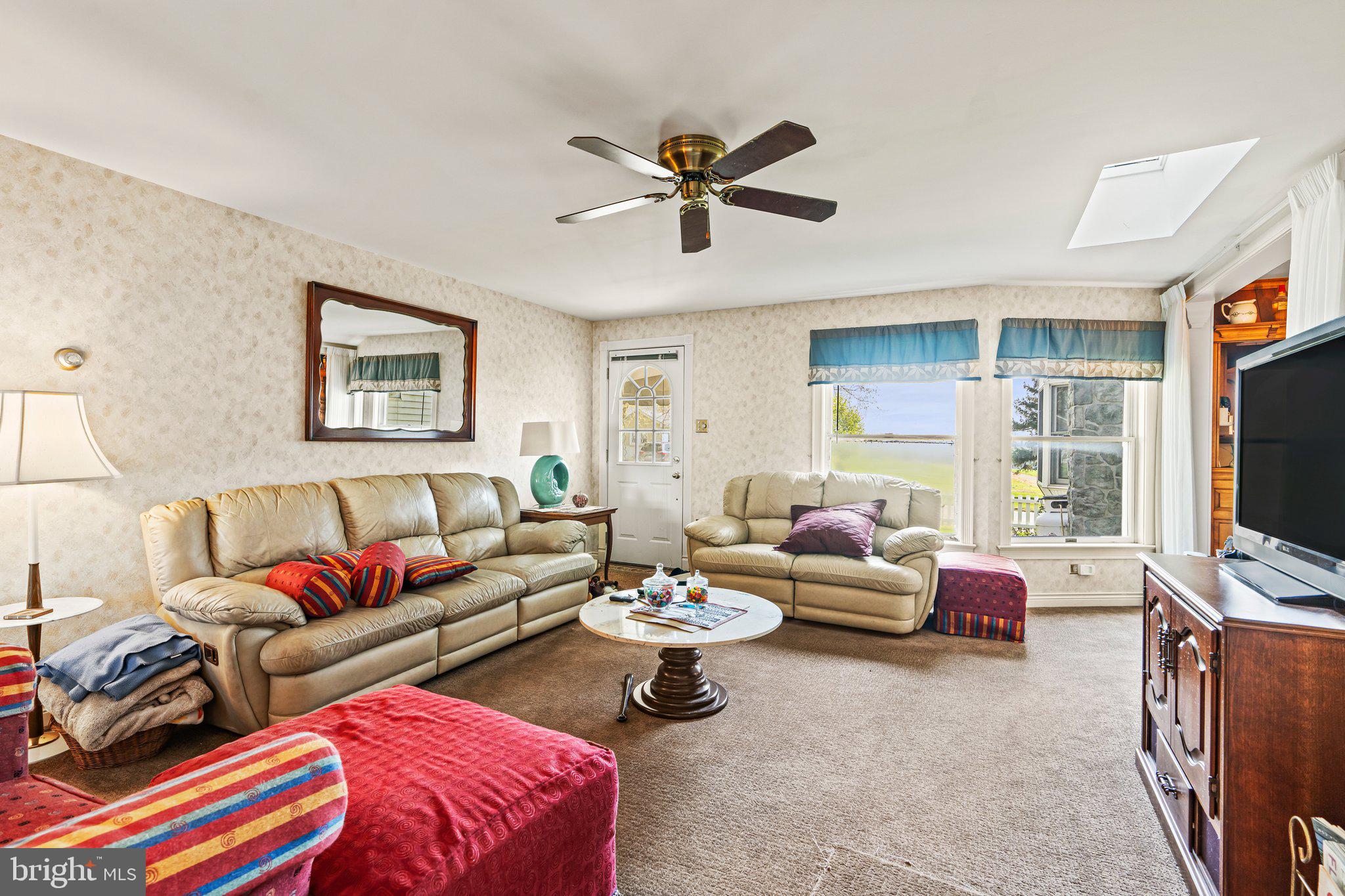 1080 Georgetown Road Paradise, PA 17562 - Photo 3 of 59 Living room