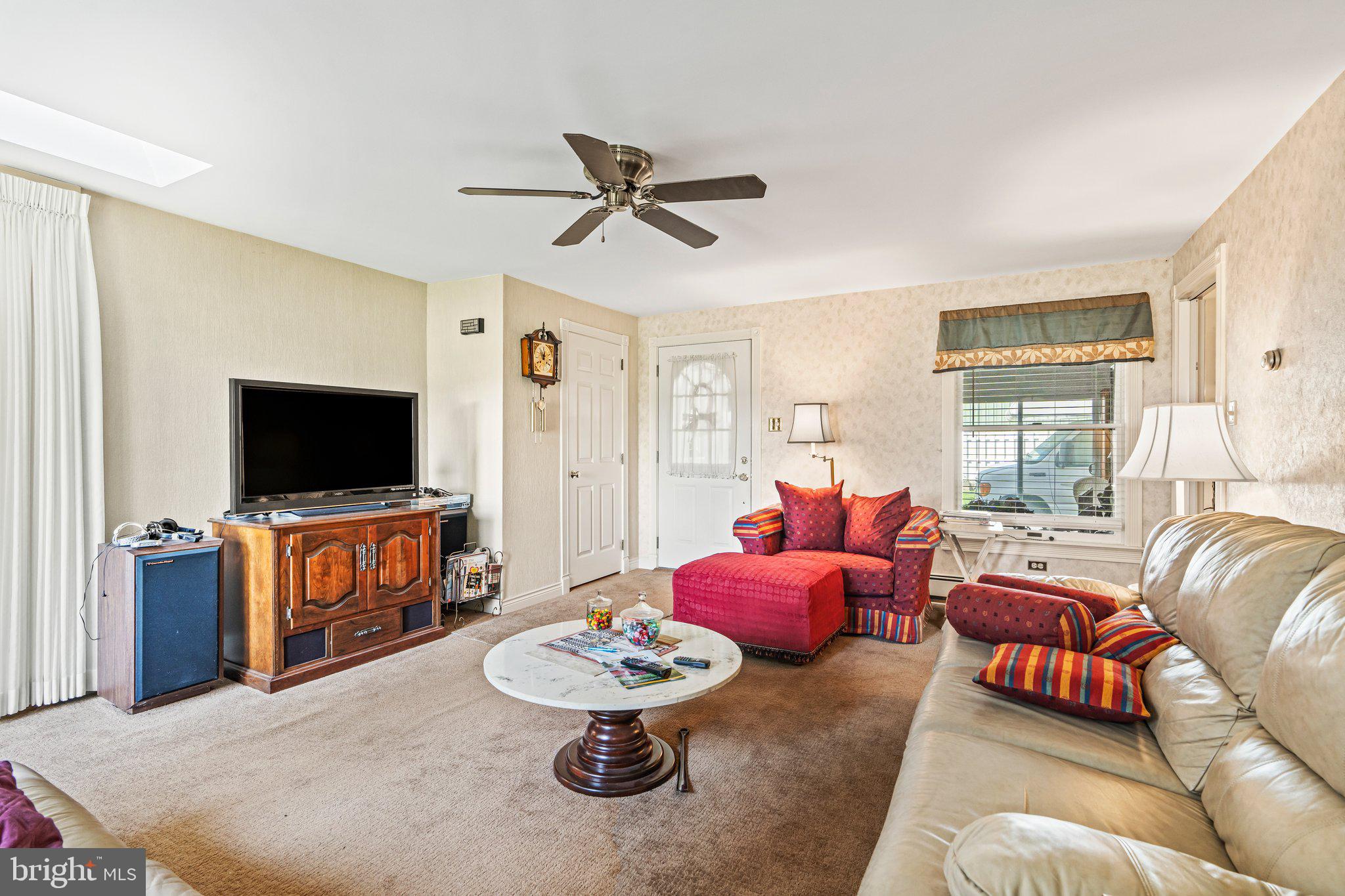 1080 Georgetown Road Paradise, PA 17562 - Photo 5 of 59 Living room