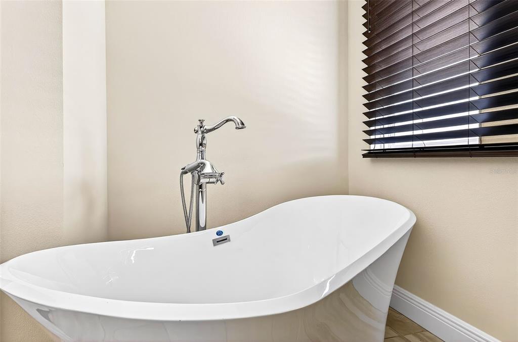 3532 West Shell Point Road Ruskin, FL 33570 - Photo 23 of 40 a bathroom with a bathtub