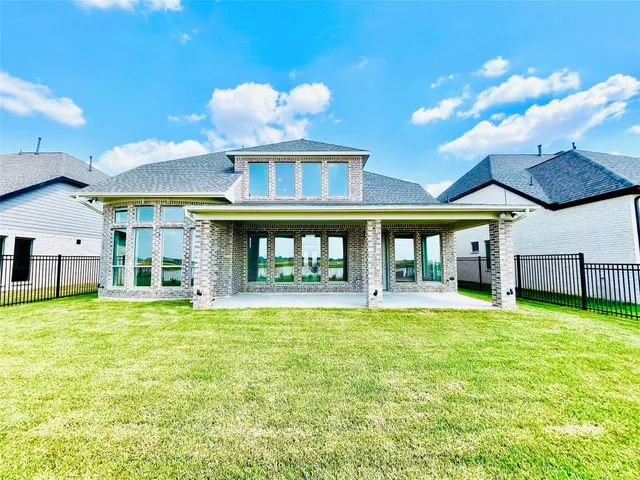 a view of house with a big yard