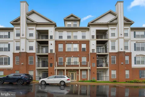 $475,000 | 11565 Cavalier Landing Court, Unit 202, Fairfax, VA 22030