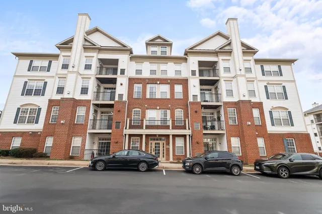 $475,000 | 11565 Cavalier Landing Court, Unit 202, Fairfax, VA 22030