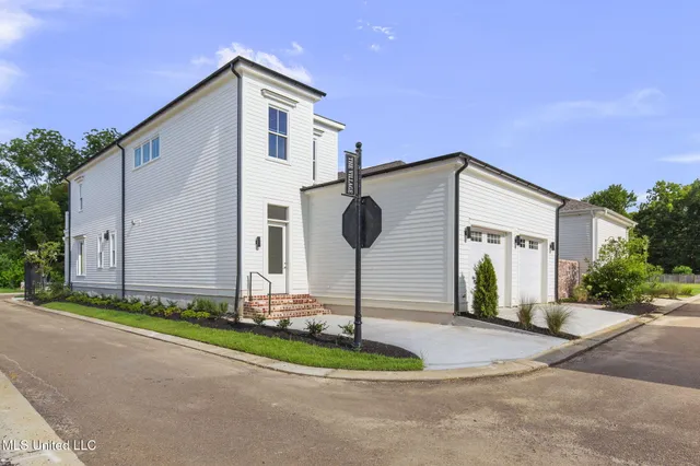 $999,990 | 105 Prytania Street, Madison, MS 39110