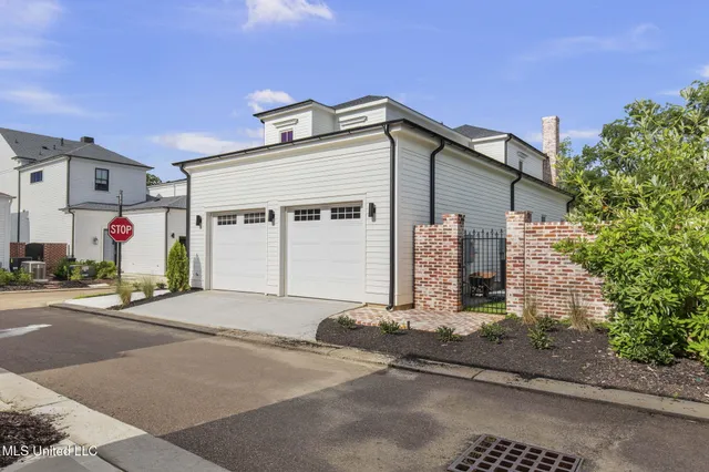 $999,990 | 105 Prytania Street, Madison, MS 39110