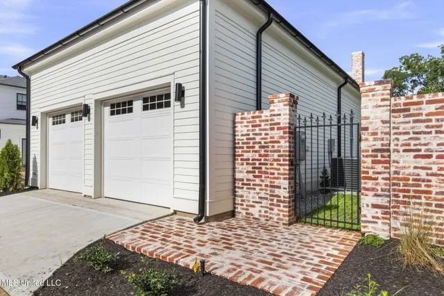 $999,990 | 105 Prytania Street, Madison, MS 39110