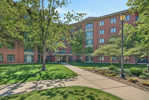 $350,000 | 865 East 22nd Street, Unit 228, Lombard, IL 60148