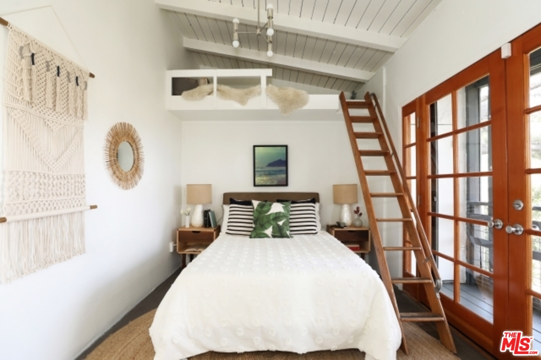 8400 Utica Drive Los Angeles, CA 90046 - Photo 14 of 32 a bedroom with a bed and a window