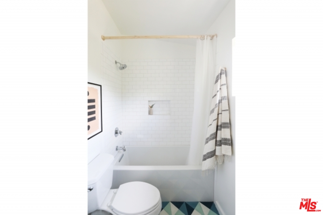 8400 Utica Drive Los Angeles, CA 90046 - Photo 17 of 32 a bathroom with a toilet a sink and a bathtub