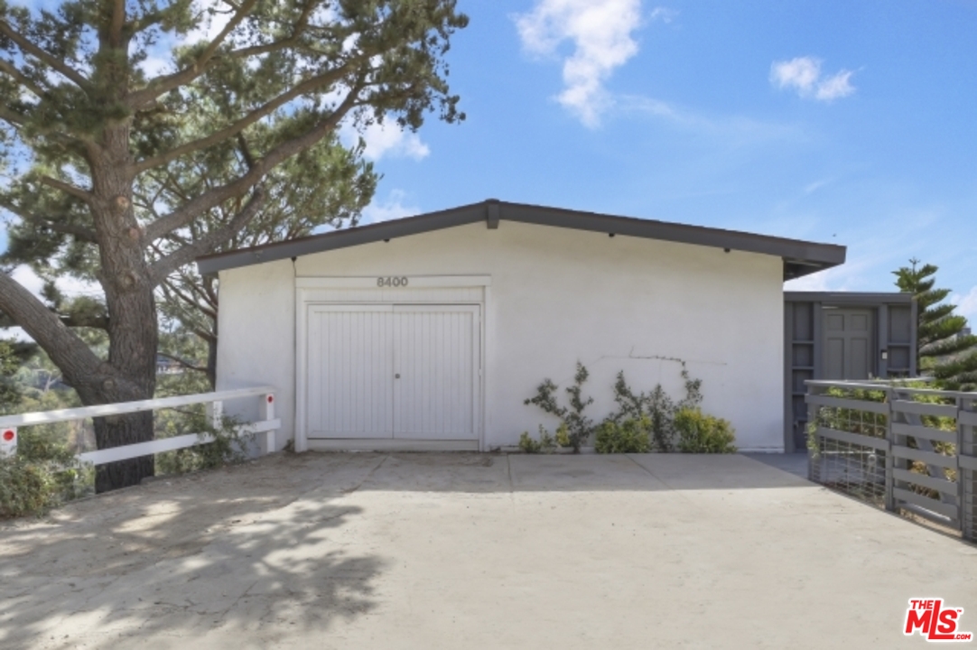 8400 Utica Drive Los Angeles, CA 90046 - Photo 32 of 32 a backyard of a house with table and chairs