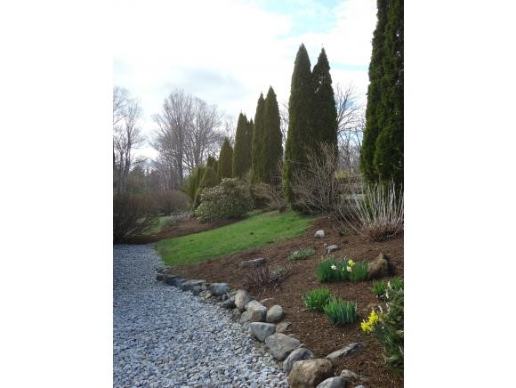 13 Putney Road Bow, NH 03304 - Photo 2 of 26