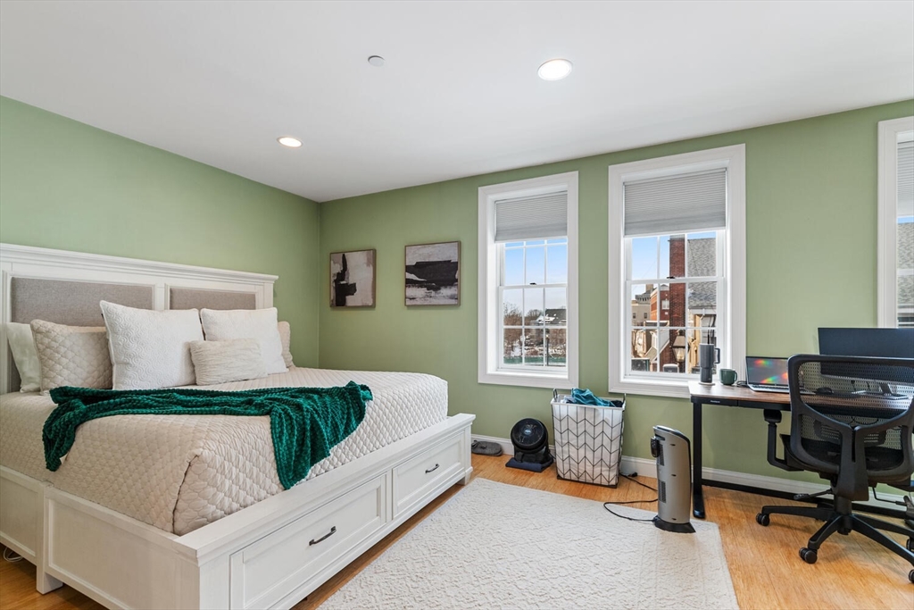 30 High Street, Unit 31 Medford, MA 02155 - Photo 20 of 27 a living room with furniture