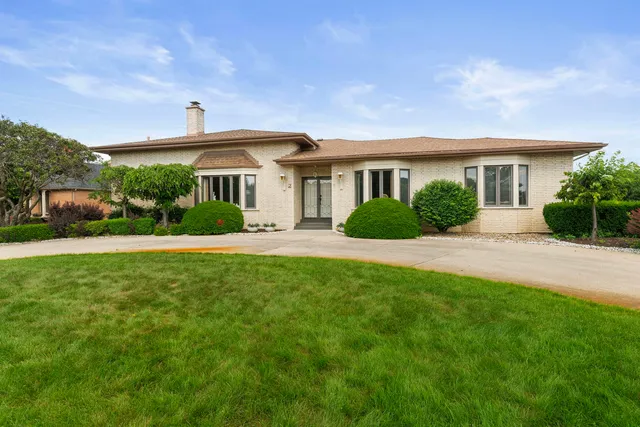 $899,000 | 2 Hamilton Lane, Oak Brook, IL 60523