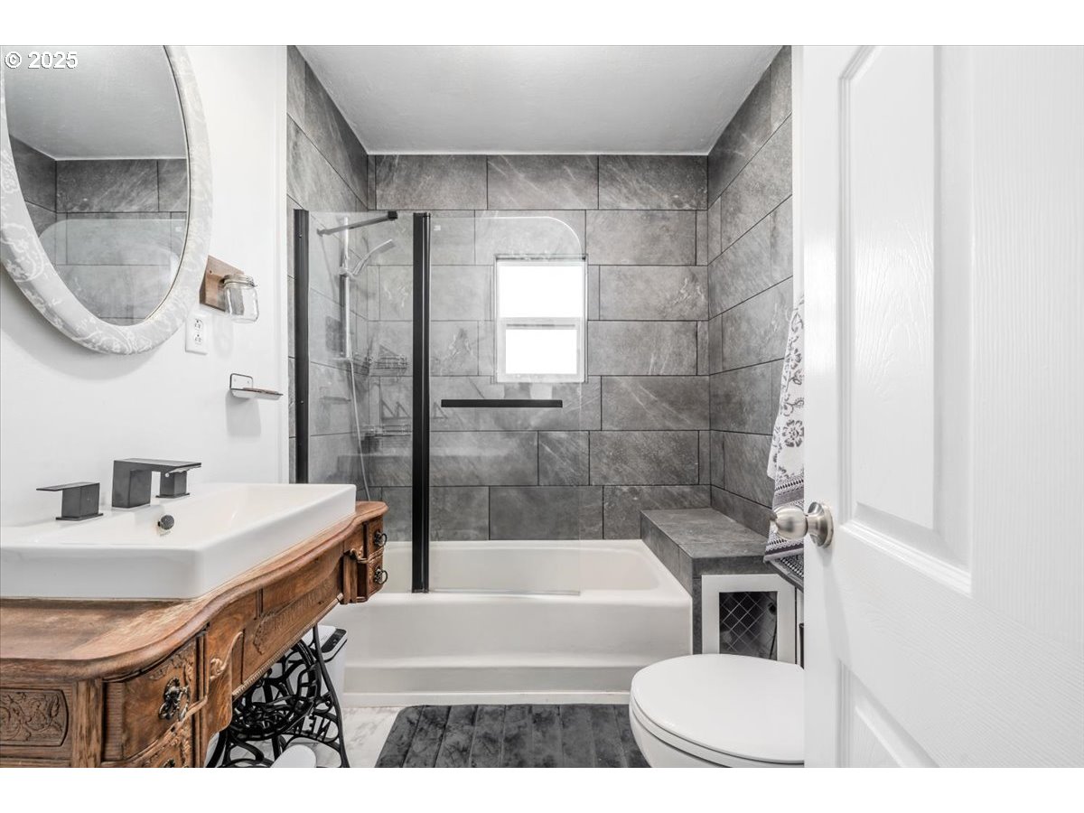 8668 Stayton Road Southeast Turner, OR 97392 - Photo 15 of 42 a bathroom with a sink a toilet and a bathtub