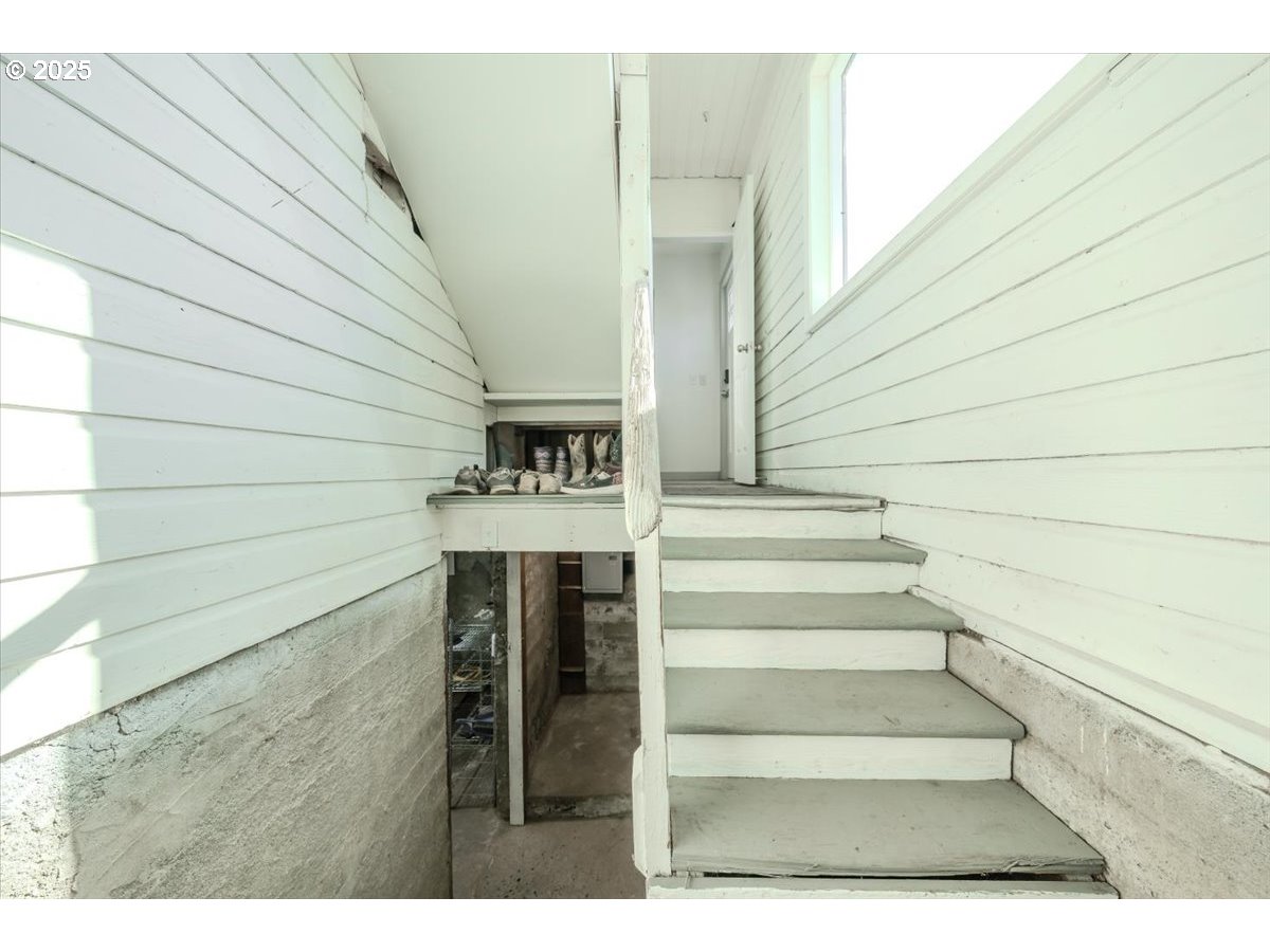 8668 Stayton Road Southeast Turner, OR 97392 - Photo 25 of 42 a view of entryway