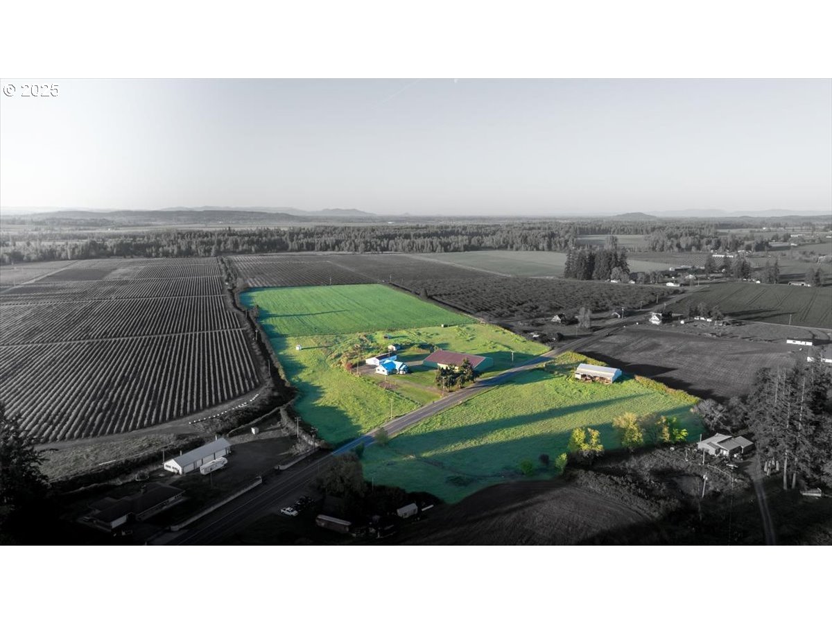 8668 Stayton Road Southeast Turner, OR 97392 - Photo 37 of 42 a black and white photo of a room