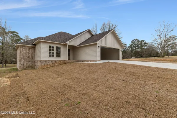 $254,900 | 15 Briar Creek Circle, Laurel, MS 39440